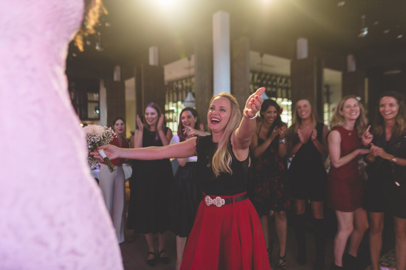 joie d'une jeune femme ayant reçu le bouquet de la mariée