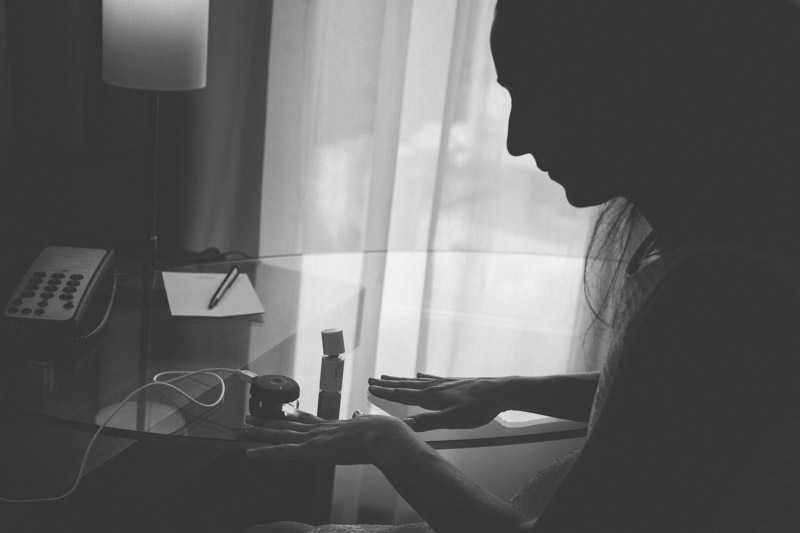 la mariée en contre-jour se faisant une manucure
