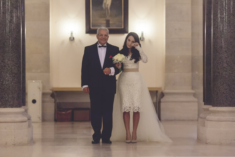 la mariée en larmes au bras de son père