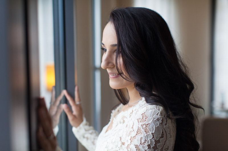 la mariée pose devant la fenetre de la chambre