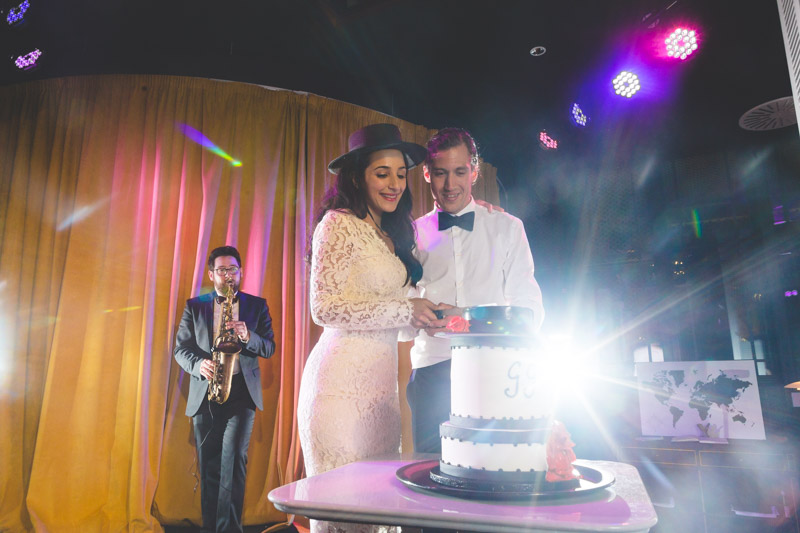 les mariés coupent le gateau au son du saxophone