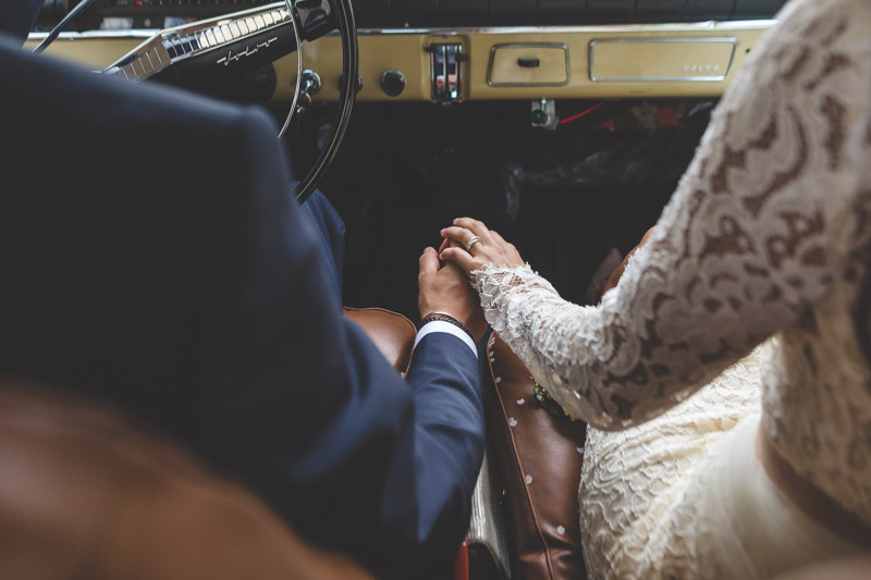 les mariés dans leur voiture ancienne