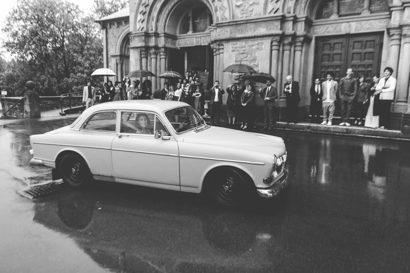 les mariés quittent l'église dans une Volvo d'époque