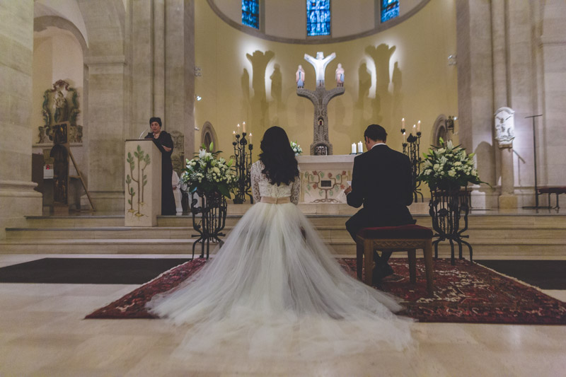 magnifique photo des mariés devant l'autel de la cathédrale au luxembourg