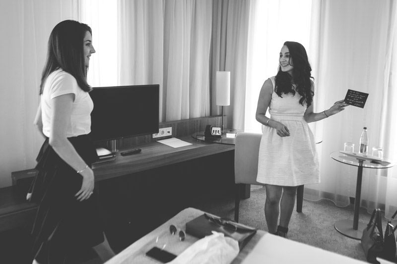 mariée et sa soeur découvrant le petit mot de l'hotel