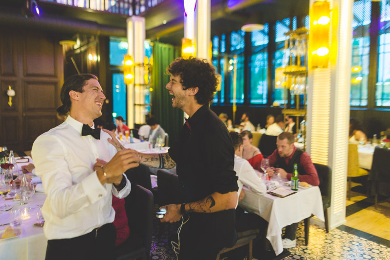 moment de rire et de joie pendant la soirée