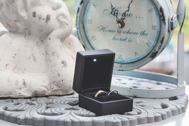 les alliances posées sur une table