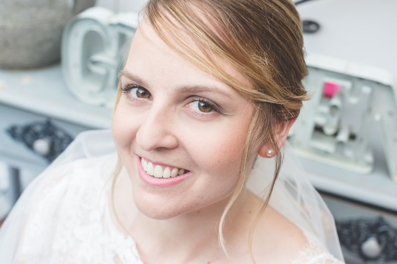 La mariée sourit au photographe