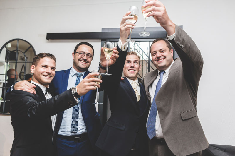le marié trinquent avec ses témoins
