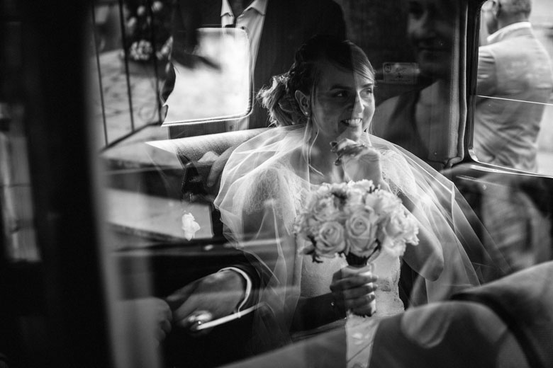 la mariée rêveuse dans la voiture