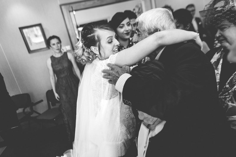 embrassade après la cérémonie civile