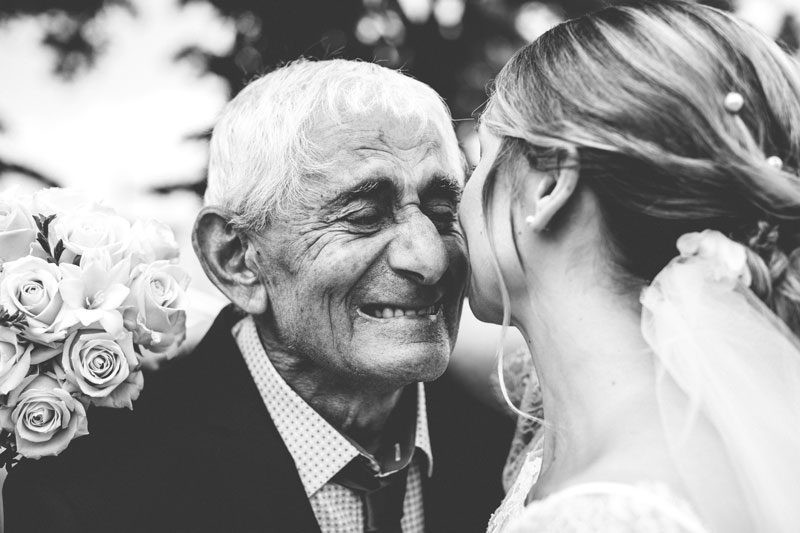 émotion du grand père et de sa petite fille