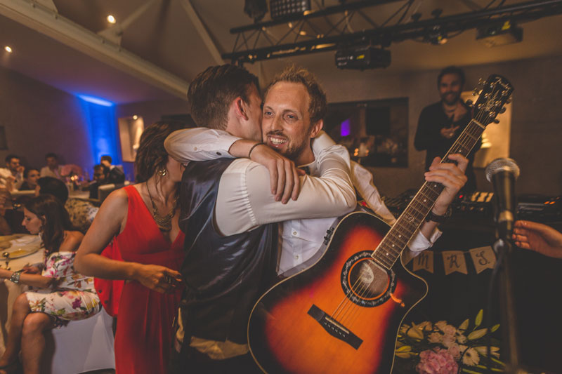 accolade entre potes lors dun mariage