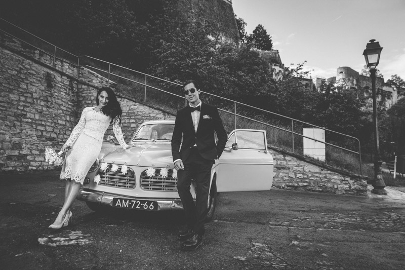 les maries posent devant leur voiture devant les casemates du luxembour