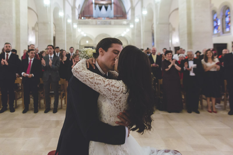 les maries sembrassent sous les applaudissements