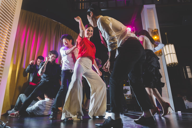 pose suggestive durant la soiree dansante a la boqueria