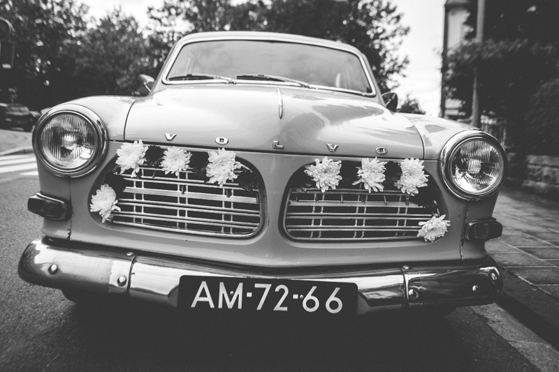 une ancienne volvo pour conduire les maries a leglise