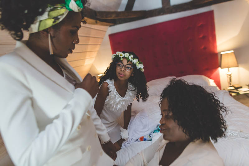 la mariée se prépare sous l'oeil amusé de sa petite fille