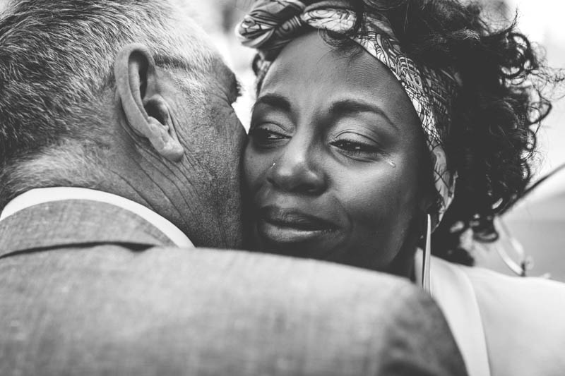 la mariée verse une larme
