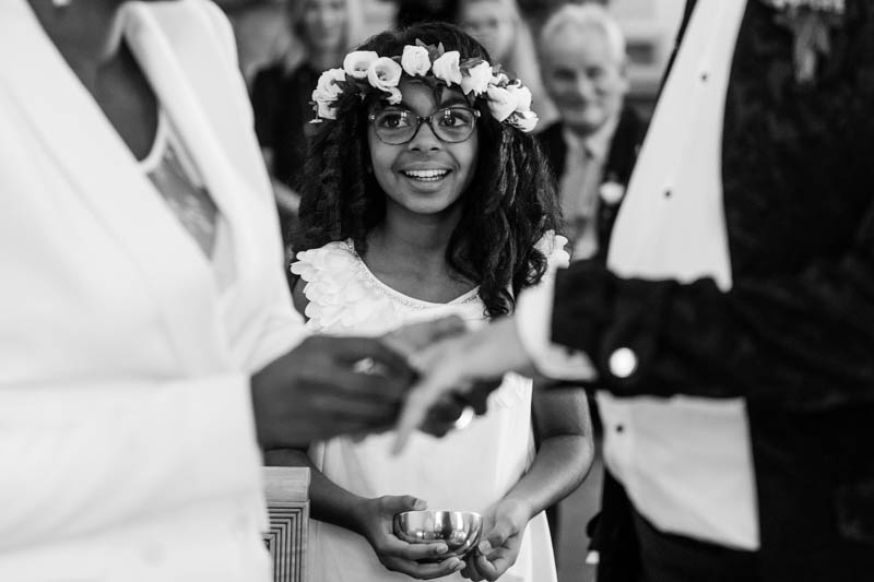 petite fille souriant à sa maman pendant le passage des alliances