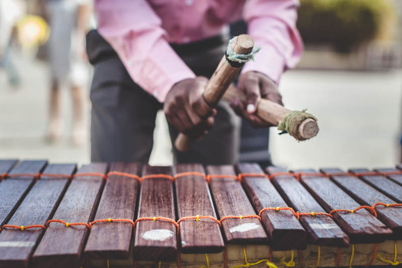 joueur de xylophone africain