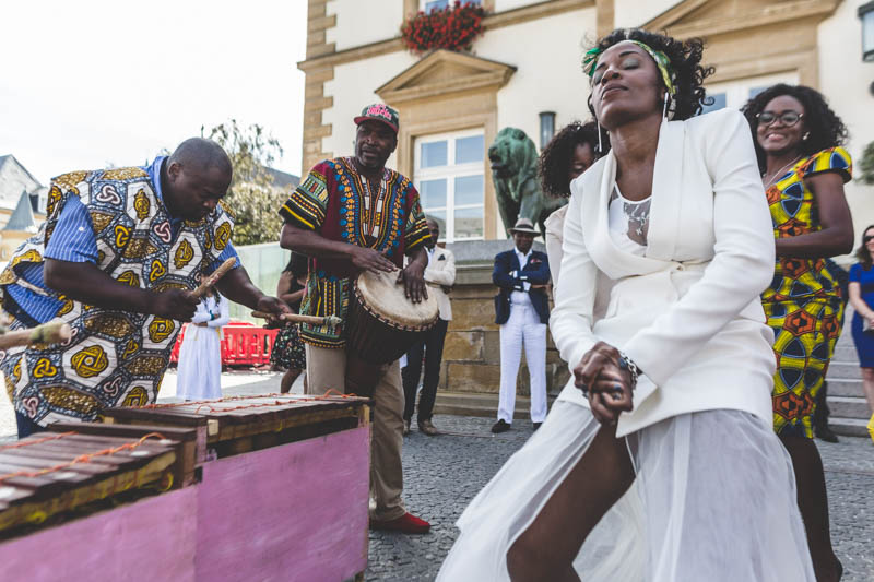 danse de la mariée devant l'hote de ville