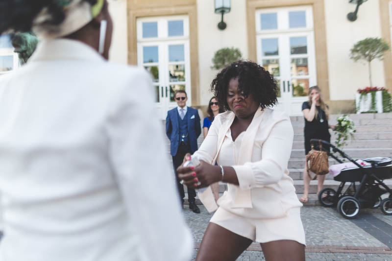une africaine noire danse au son des tambours