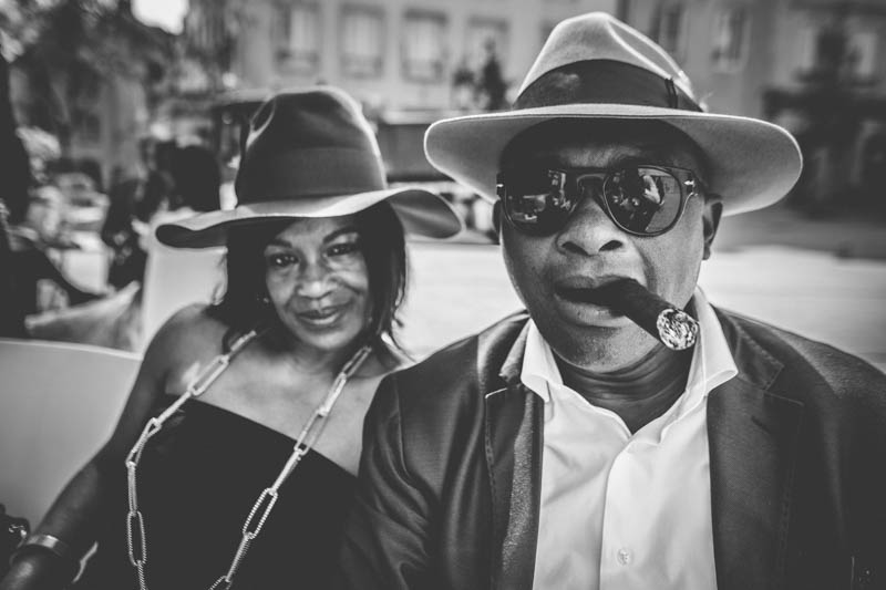 portrait d'un homme noir fumant un gros cigare