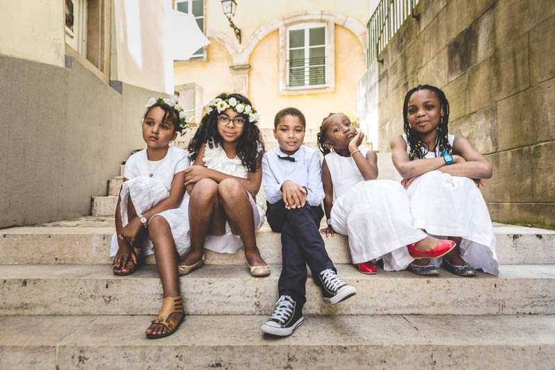 les enfants posent naturellement devant le photographe au luxembourg