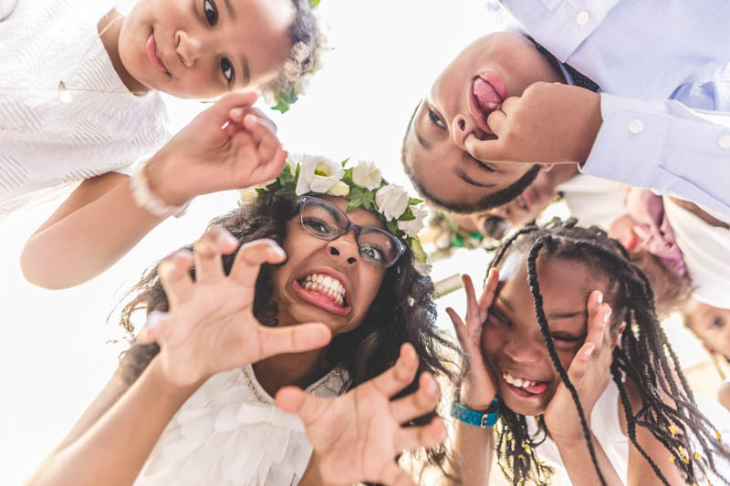 enfants faisant des grimaces