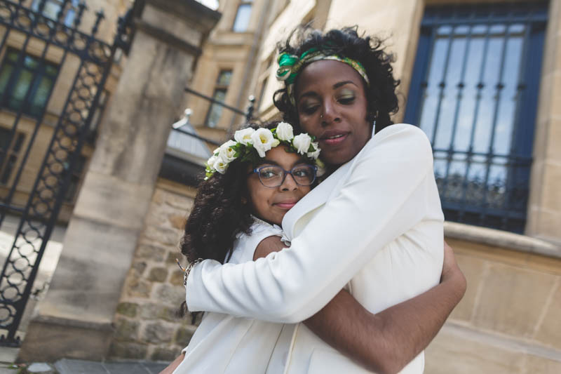la mariée serre sa fille dans les bras