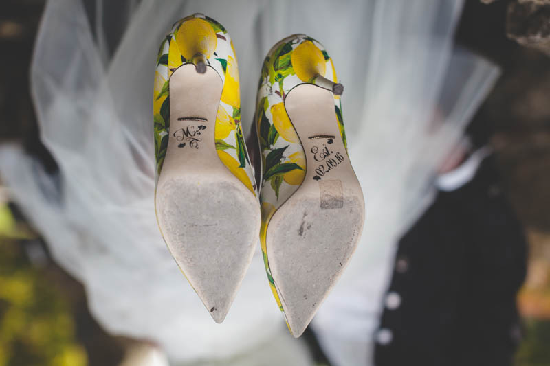 gros plan sur les chaussures fun de la mariée