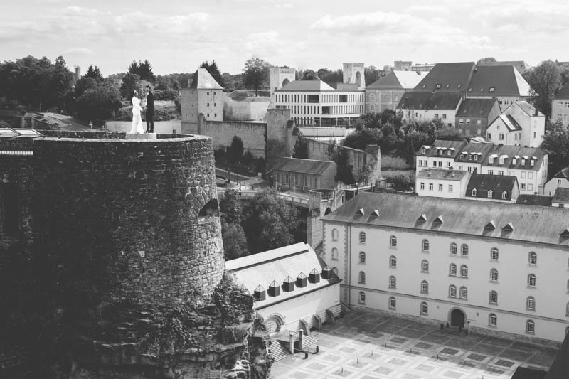 les mariés posent sur les casemates de luxembourg en face de la vallée du grund