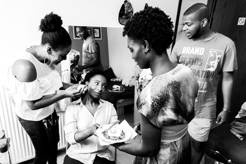 bride having breakfast durint the getting ready