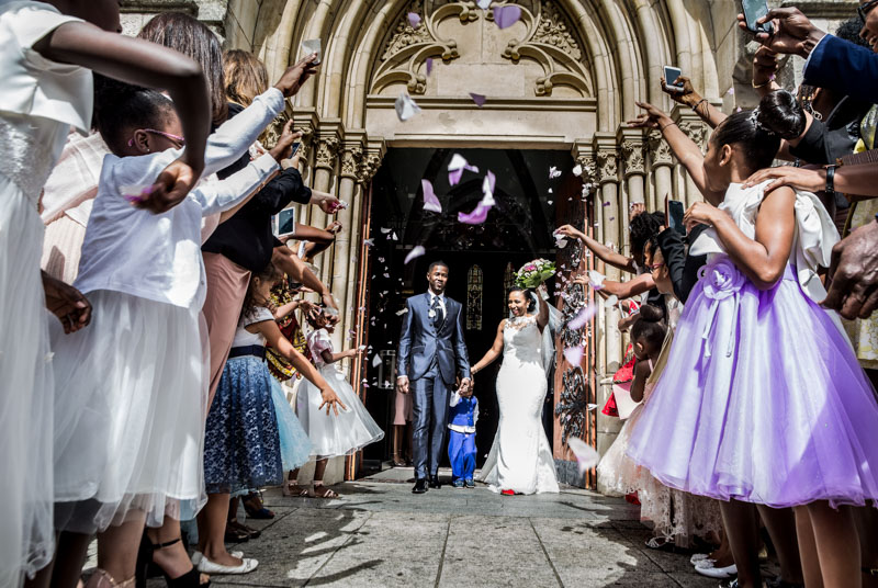 great wedding photo with confettis