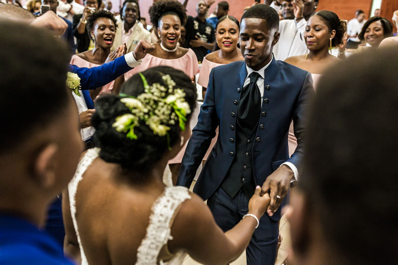 photographer gets close to the couple to get the best angle