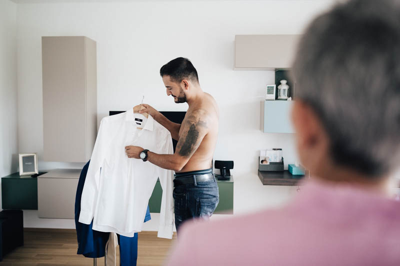 01 le marié prépare sa chemise