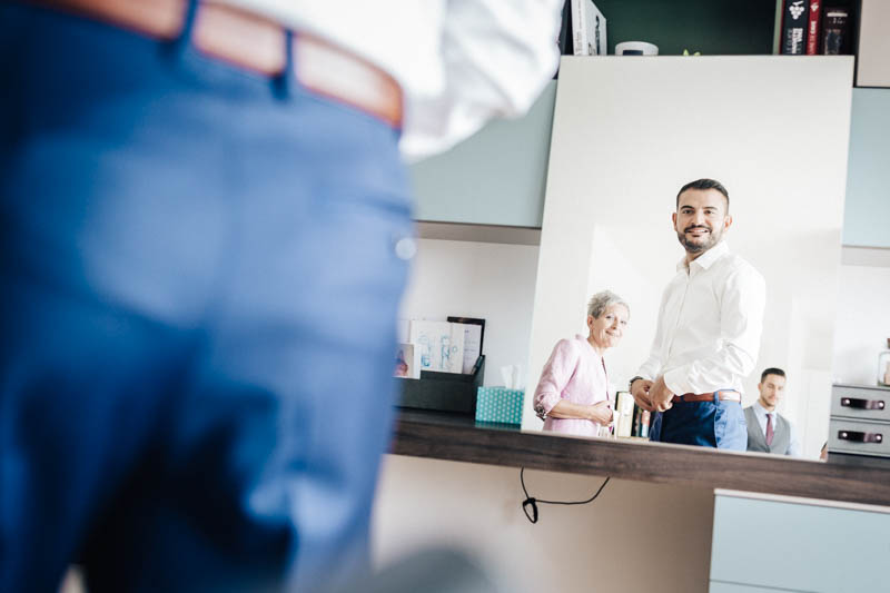 05 le marié s'admire dans le miroir