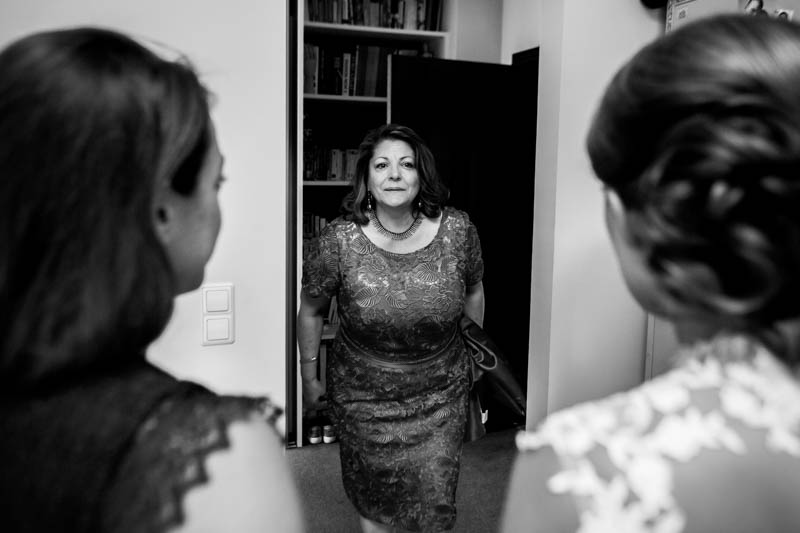 15 la maman vient aider pendant les préparatifs