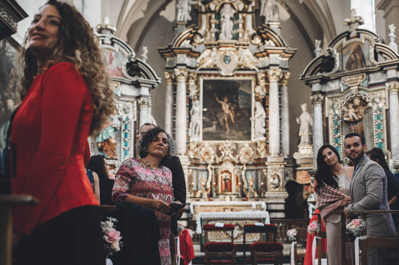 20 à l'intérieur de l'église les invités attendent