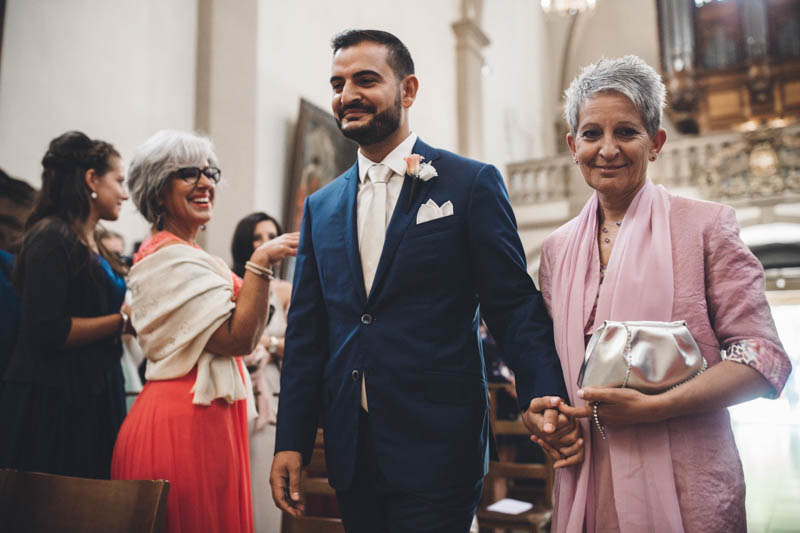 21 arrivée du marié au bras de sa maman