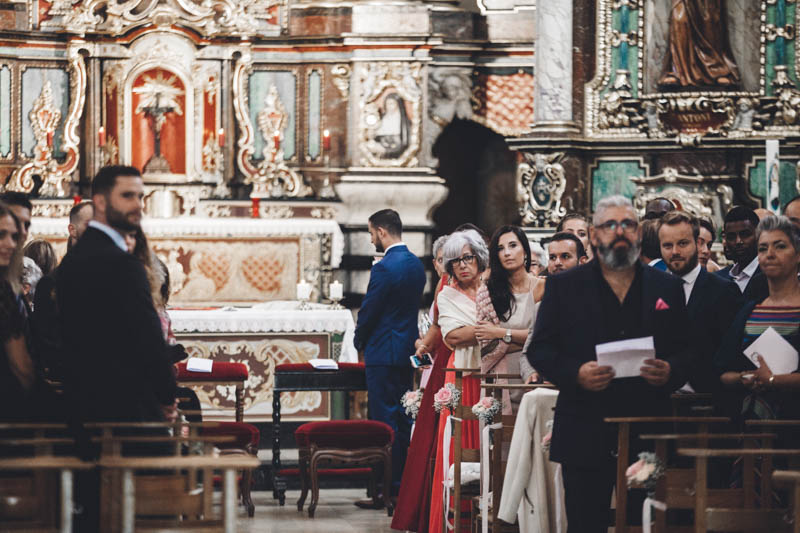 22 le marié attend sa future femme à l'autel de l'église