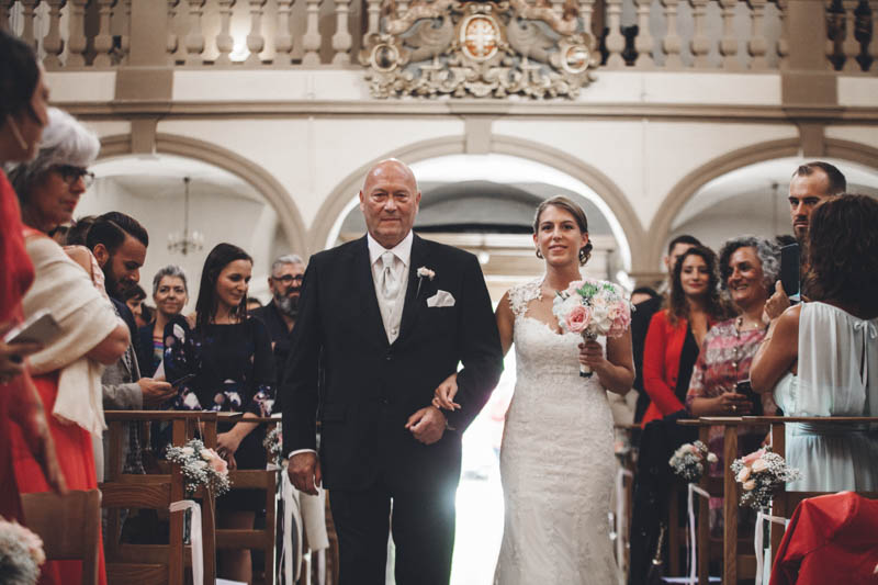 24 la mariée arrive à l'église au bras de son papa