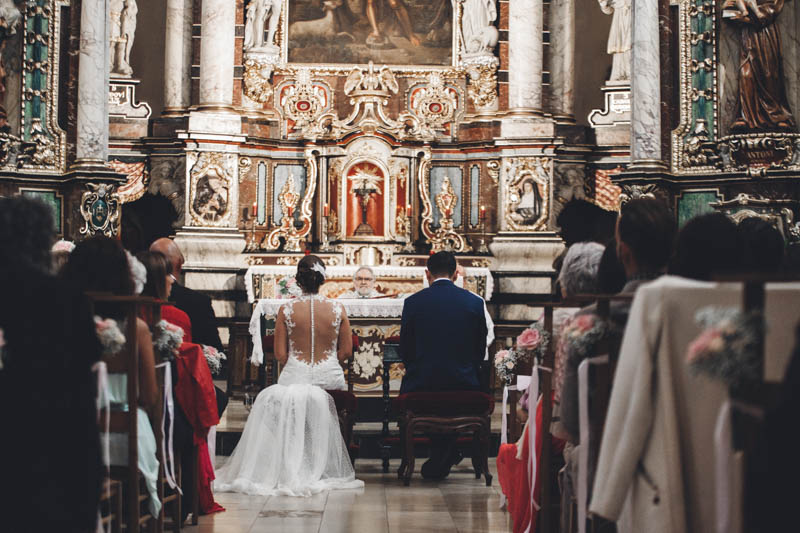 27 les mariés face à l'autel de l'église