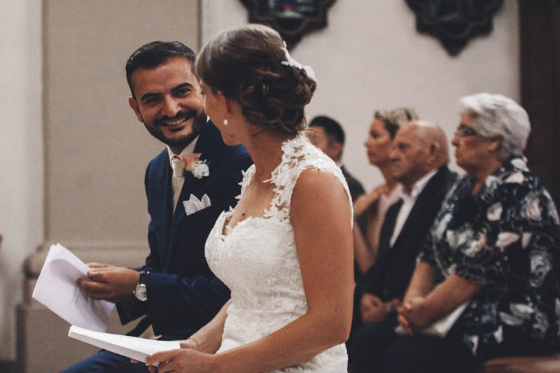 28 les mariés se jettent un regard complice