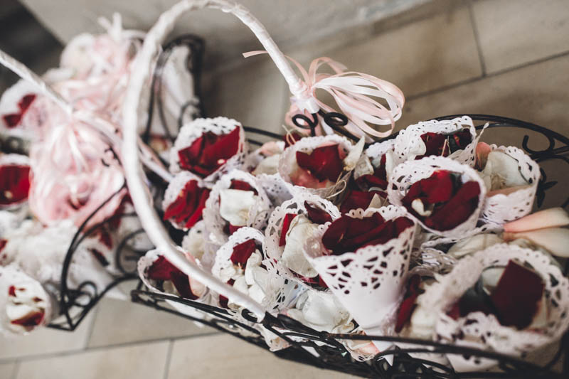 33 les pétales de fleurs pour la sortie de l'église