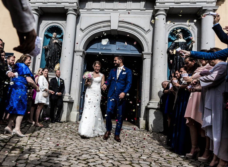 34 les mariés sortent de l'église et sont acclamés par leurs invités