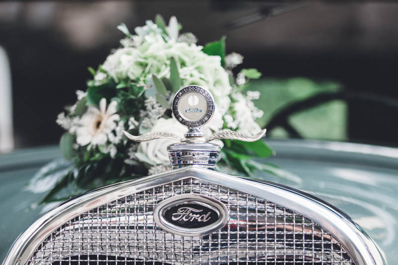 35 bouquet de fleur sur le capot d'une voiture ancienne