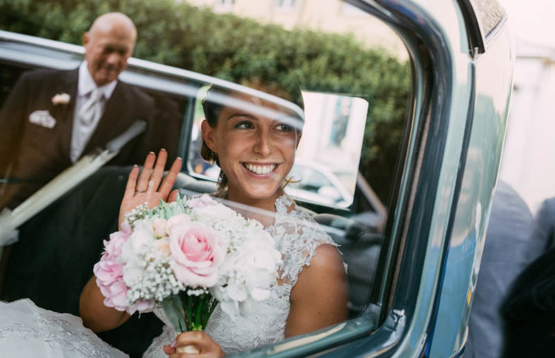 36 la mariée fait un signe à son papa depuis l'intérieur de la rolls