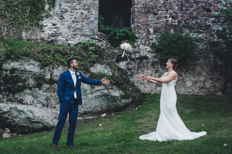 51 le marié lance le bouquet à la mariée